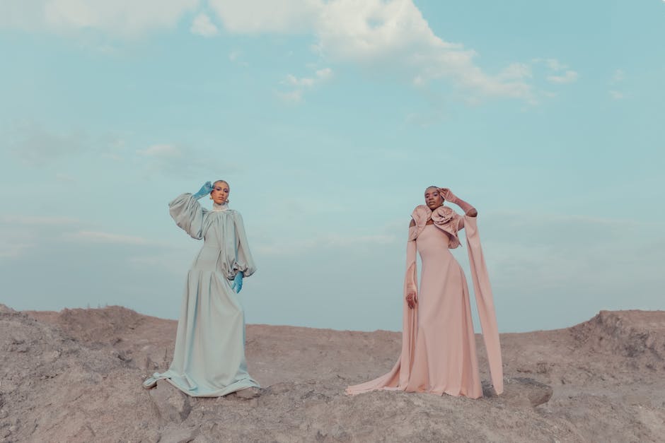 Model mengenakan busana muslim modern berwarna pastel dengan latar belakang dekorasi hari raya yang minimalis.